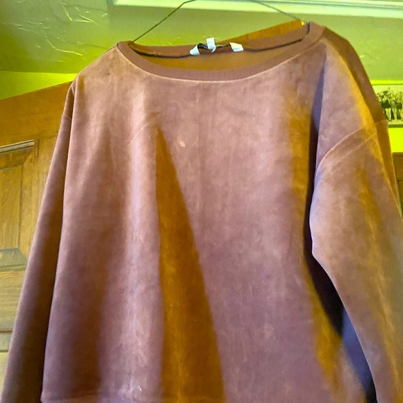 Velvet blouse size xs but is pretty loose and will also fit s and m. - Picture 2 of 2